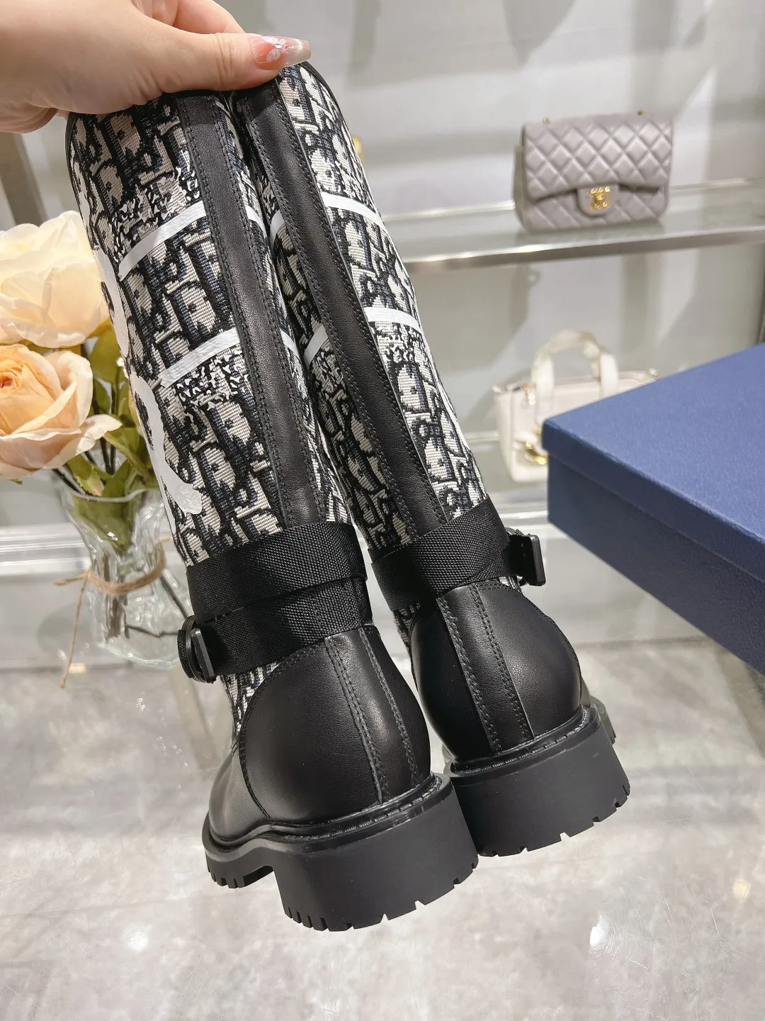 👟👟Ex-factory price 560👟👟 Dior color-blocking new boots for autumn and winter, the latest electric embroidery color-blocking letter logo for autumn and winter, round-toe high-top knight boots for women, Material: first-layer cowhide stitched with electric embroidery fabric, sheepskin lining for feet, original molded TPU outsole Size: 35-40 yards